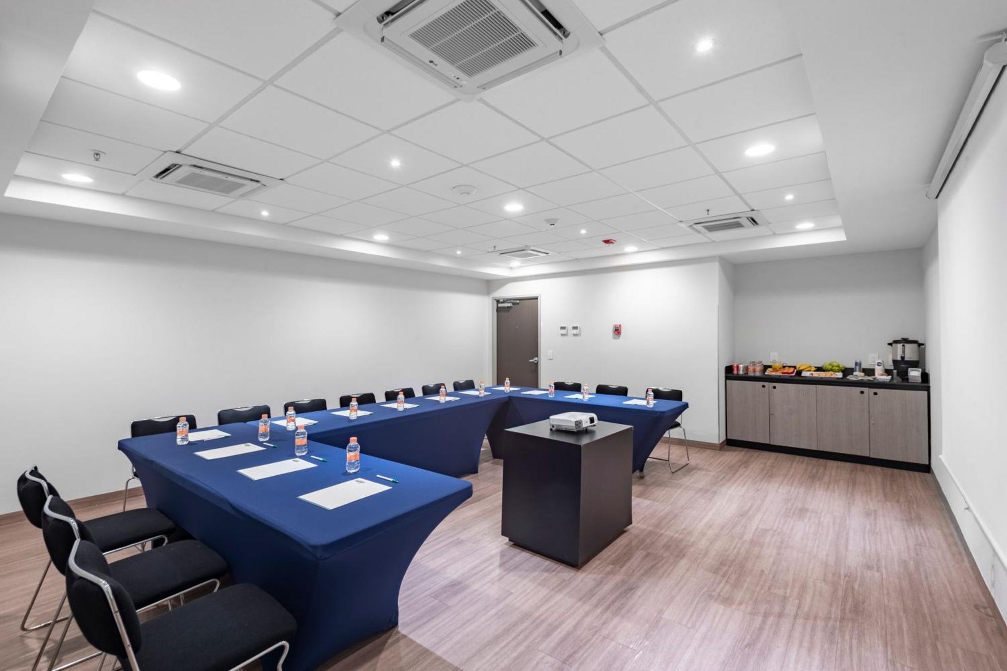 City Express Junior By Marriott Merida Altabrisa Экстерьер фото